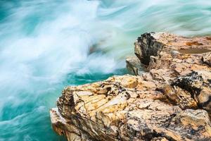 Nahaufnahme des Baches und des Felsens im Kootenay-Nationalpark der Marmorschlucht, Kanada foto