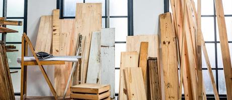 Hintergrundbild der Holzbearbeitungswerkstatt - Tischlerarbeitstisch mit verschiedenen Werkzeugen und Holzschneideständer, Weinlesefilterbild foto