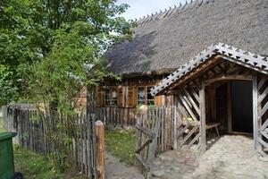 alt ländlich historisch hölzern Haus auf ein Herbst Tag im Polen foto