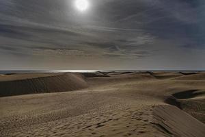 Sommer- Wüste Landschaft auf ein warm sonnig Tag von Maspalome Dünen auf das Spanisch Insel von gran Canaria foto
