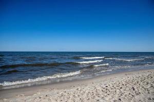 leeren Strand von Polieren baltisch Meer mit Blau Himmel ein Sommer- Landschaft foto