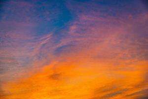 Original Himmel Hintergrund mit Wolken während bunt Sonnenuntergang foto