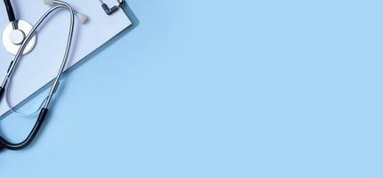 Fragment von Stethoskop, Tablette auf Blau Hintergrund mit Kopieren Raum. Gesundheitswesen und Medizin Banner Konzept eben legen, oben Aussicht foto