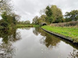 ein Aussicht von das Kanal in der Nähe von Whitchurch foto