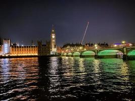 ein Aussicht von das Häuser von Parlament im London beim Nacht foto