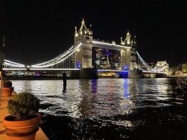 Turmbrücke bei Nacht foto