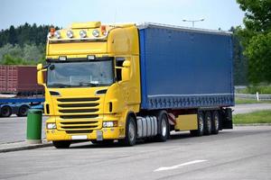 LKW Fahren auf Straße - - Vorderseite Aussicht foto