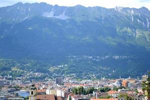 Alpen Berge und Innsbruck Stadt im ein Schlucht, Österreich foto
