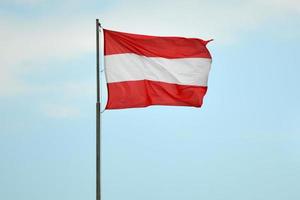 Material Flagge von Österreich und Himmel im Hintergrund foto