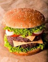 serviert saftig Cheeseburger foto