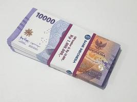 isoliert Foto von ein Bündel oder ein Stapel oder ein bündeln von zehn tausend Rupiah Rechnungen im Neu und sehr gut Bedingung