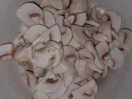 Kochen und Schneiden Champignon Pilze foto