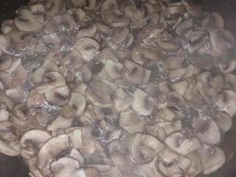 Kochen und Schneiden Champignon Pilze foto