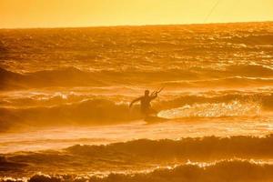 Mann tun Windsurfen foto