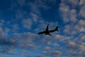 ein Flugzeug fliegend foto