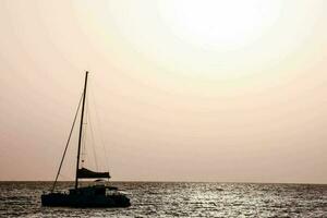 ein Schiff im das Meer foto