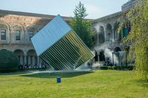 Italien 2023 Zustand Universität von Mailand mit künstlerisch Installationen foto