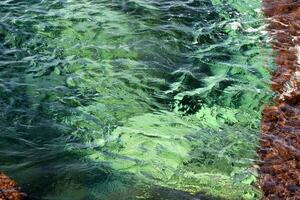 das Farbe von Meer Wasser auf das Mittelmeer Küste. foto
