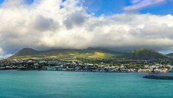 Heilige Kätzchen und nevis Basseterre szenisch Panorama- Küste von Kreuzfahrt Schiff auf Karibik Ferien foto