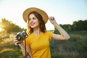 Frau Fotograf im Hut mit rot Lippen Natur Lebensstil foto