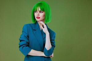 positiv jung Frau Spaß Geste Hände Grün Haar Mode Grün Hintergrund unverändert foto