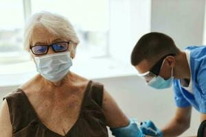 Alten Frau Impfung im Krankenhaus Coronavirus Pandemie covid-19 foto