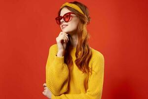 Frau halten Haar im rot Brille Mode Studio retro Stil foto