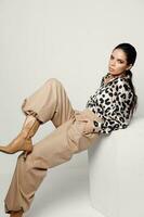 Frau im Leopard Hemd hell bilden modisch Kleider braun Stiefel foto