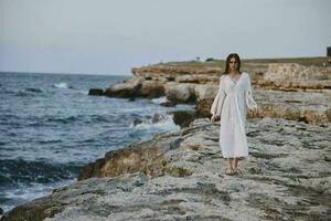 Frau im Weiß Kleid Natur Reise Lebensstil Ozean foto