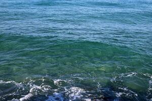 das Farbe von Meer Wasser auf das Mittelmeer Küste. foto