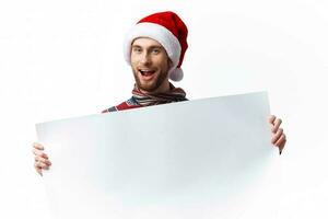 emotional Mann im ein Weihnachten Hut mit Weiß Attrappe, Lehrmodell, Simulation Poster Weihnachten Licht Hintergrund foto