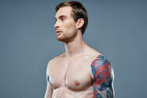 Mann mit tätowieren nackt Torso Sport Fitness grau Hintergrund Porträt foto