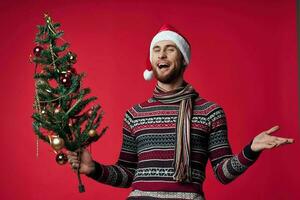 emotional Mann Weihnachten Baum Spielzeuge Neu Jahr rot Hintergrund foto