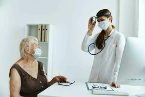 Krankenschwester im Weiß Mantel Stethoskop im Hand Gesundheit Pflege foto