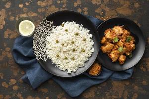 Draufsicht Reisfleischgerichte