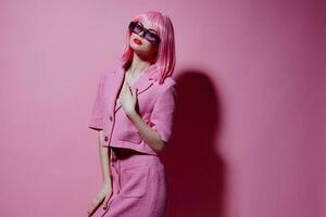 schön modisch Mädchen Rosa passen Sonnenbrille posieren Studio Modell- unverändert foto