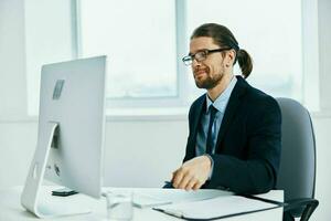 Büro Arbeiter beim das Schreibtisch mit Brille Arbeit Technologien foto