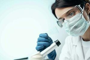 Frau tragen medizinisch Maske Labor Mikroskop Wissenschaft Forschung foto