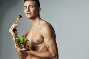 heiter sportlich Kerl Essen Salat Gesundheit Energie trainieren abgeschnitten Aussicht foto