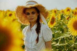 Frau Porträt im ein Weiß Kleid Gehen auf ein Feld von Sonnenblumen Landschaft foto