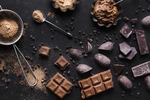 Draufsicht leckeres Schokoladendessert bereit serviert werden