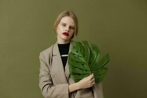 ziemlich Frau rot Lippen Palme Blatt Charme Mode Grün Hintergrund foto