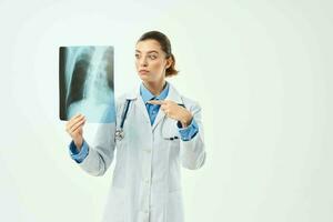 weiblich Arzt Dressing Kleid Röntgen Emotion Krankenhaus foto