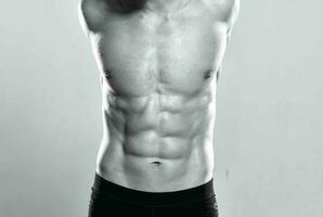 sportlich Mann mit muskulös Körper Stärke Übung foto