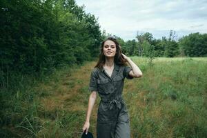 Frau Porträt auf Natur Frau im Grün Overall Lächeln aussehen voraus Landschaft Grün Bäume foto