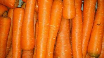 frisch produzieren von Möhren Frühling Essen Gemüse. frisch groß Orange Karotte Textur Hintergrund foto