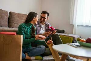 Paar ist Teilen Geschenke im ihr Zuhause foto