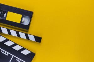 Videoband mit Filmklappe auf gelbem Hintergrund