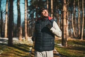 Boxer ist Ausbildung beim das Park im das Winter. er ist Arbeiten auf seine Fitness. foto