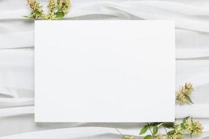 weißes leeres Plakat mit Blumen